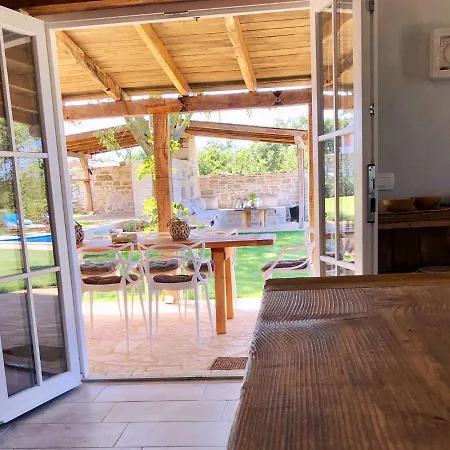 Vila Renovated Stunning Stonevilla With Pool Okreti